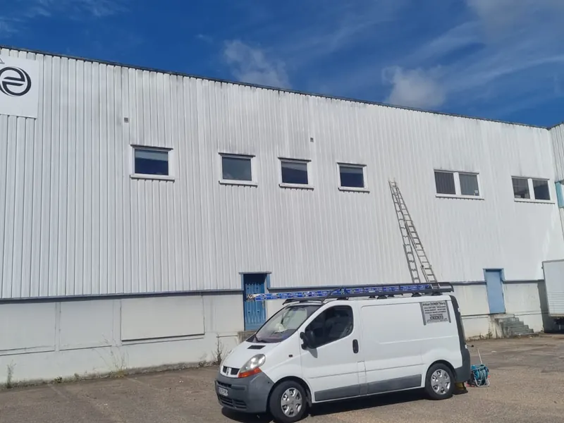 Camion Artisan Cronier devant un bâtiment industriel à nettoyer