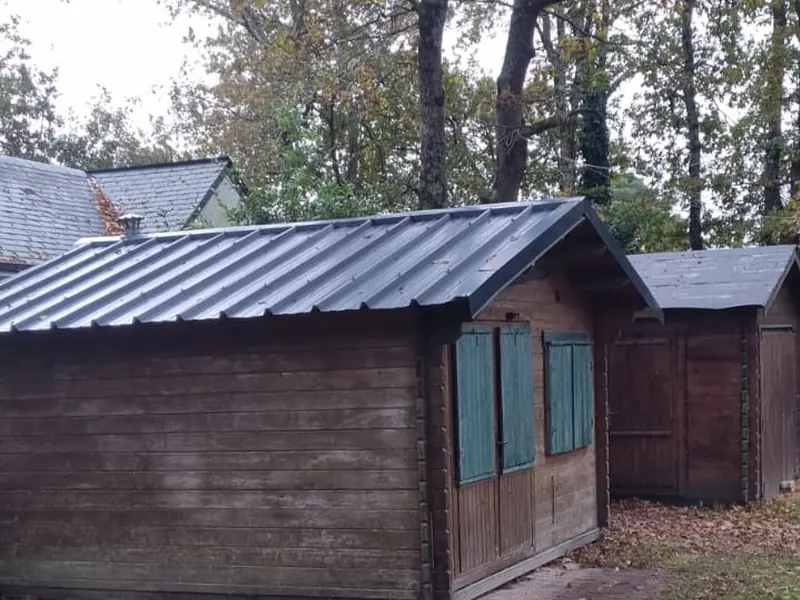Chalets avec toiture bac acier anthracite