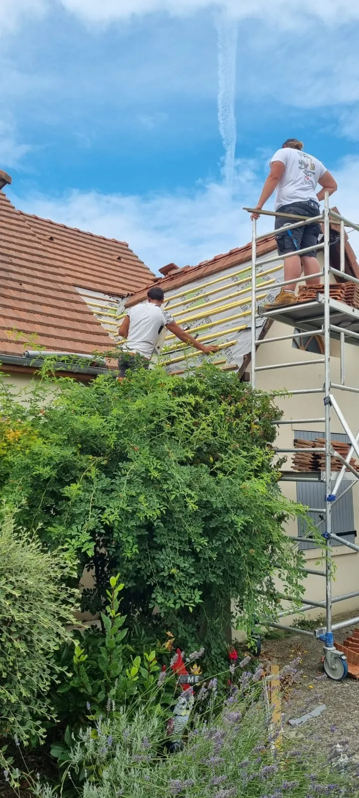 L’équipe Artisan Cronier posant les liteaux avant la couverture