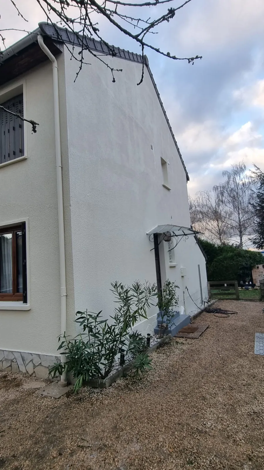 Façade après ravalement, enduit blanc neuf