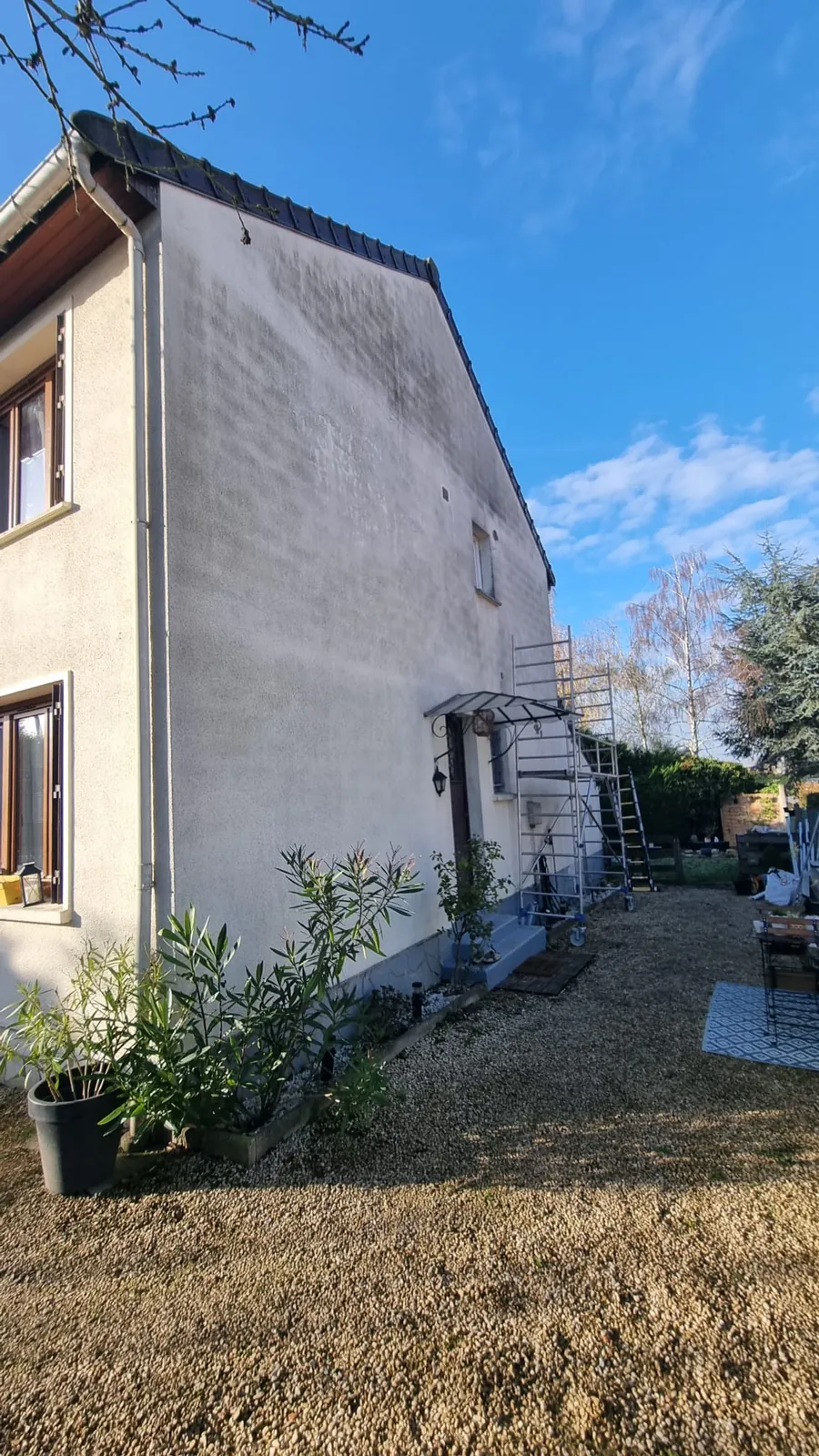 Façade blanche verdie et encrassée avant ravalement
