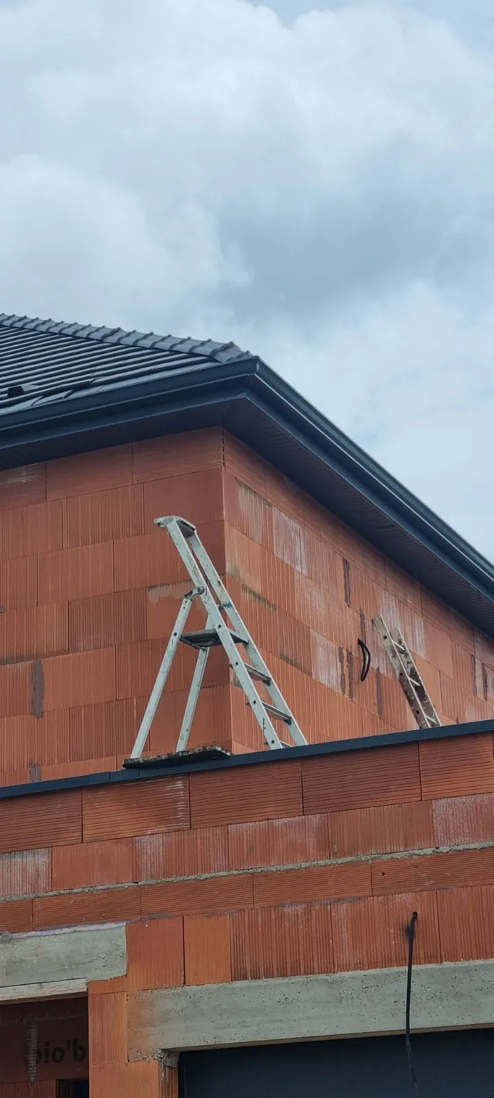 Détail de gouttière et débord de toit sur construction neuve