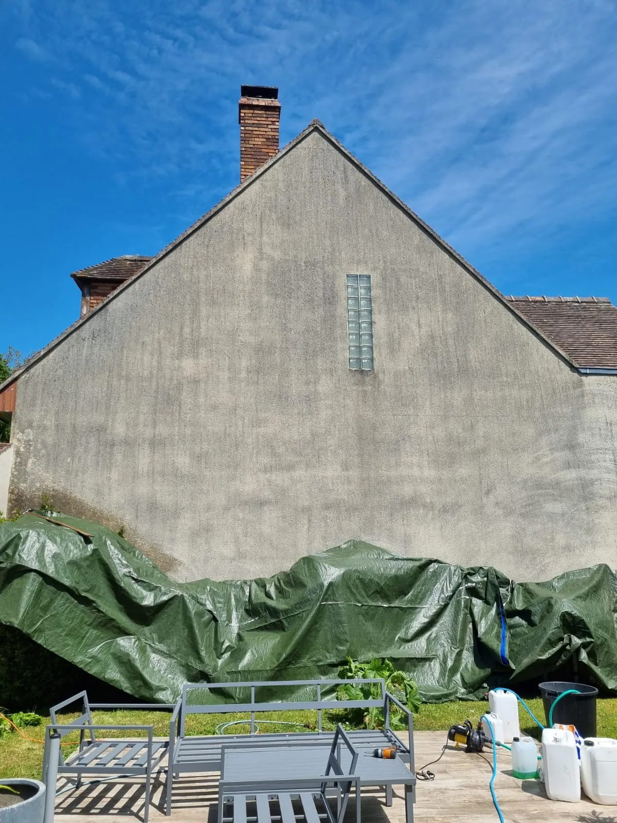 Pignon de maison noirci avant nettoyage