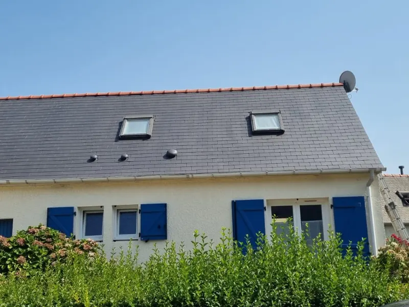 Toiture ardoise nettoyée, faîtage et Velux neufs — chantier Artisan Cronier